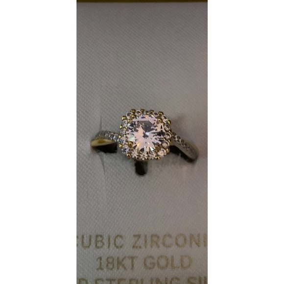 Cubic Zirconia‎ Ring - Picture 1 of 3